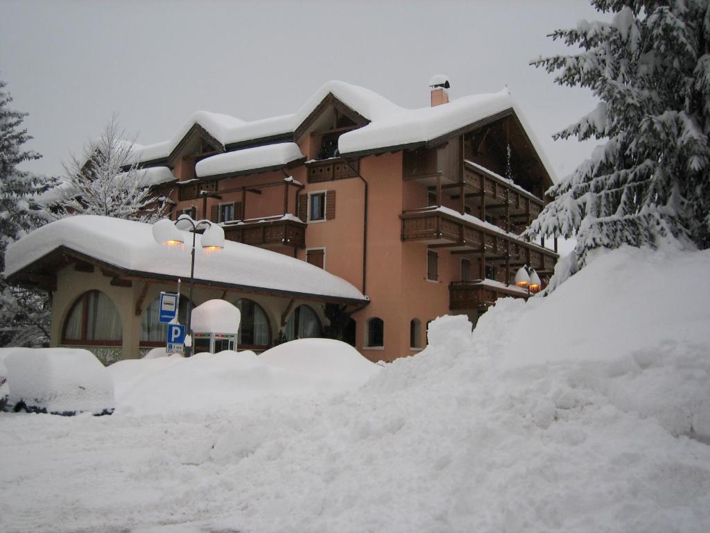 una casa ricoperta di neve con un mucchio di neve di RESIDENCE SERRADA a Serrada