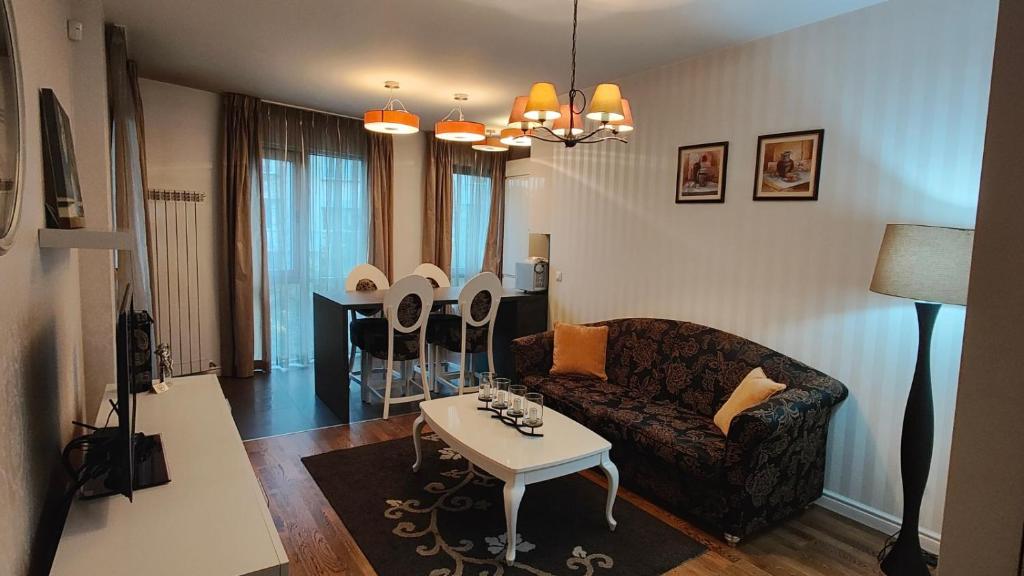 un soggiorno con divano e tavolo di Quiet 1BDRM with FREE and secured Garage in Iztok a Sofia