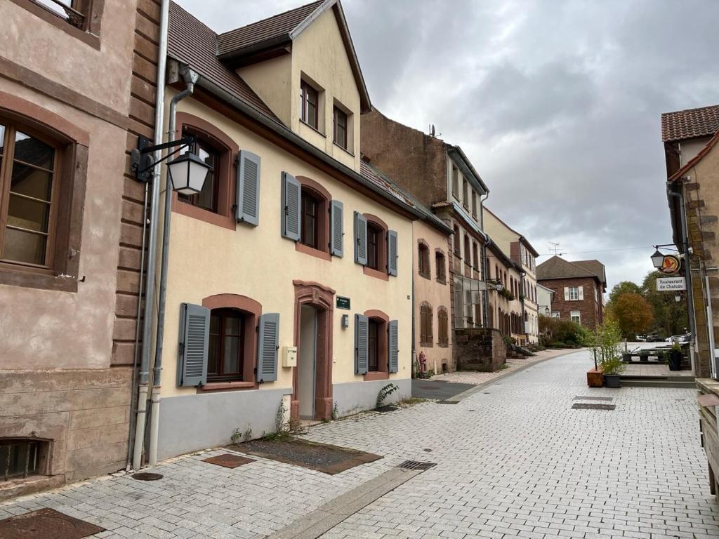 uma rua vazia numa cidade com edifícios em Le cordonnier du Staedel em La Petite-Pierre