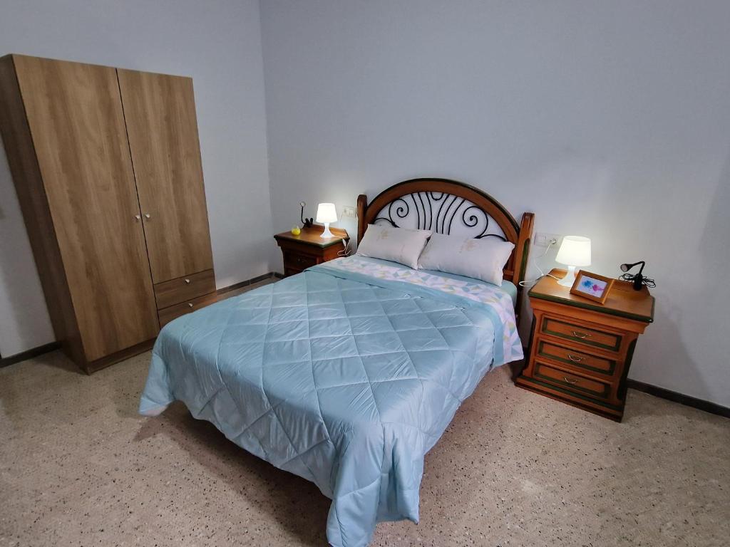 una camera con un letto e due comodini di The musician's house a Santa Maria de Guia
