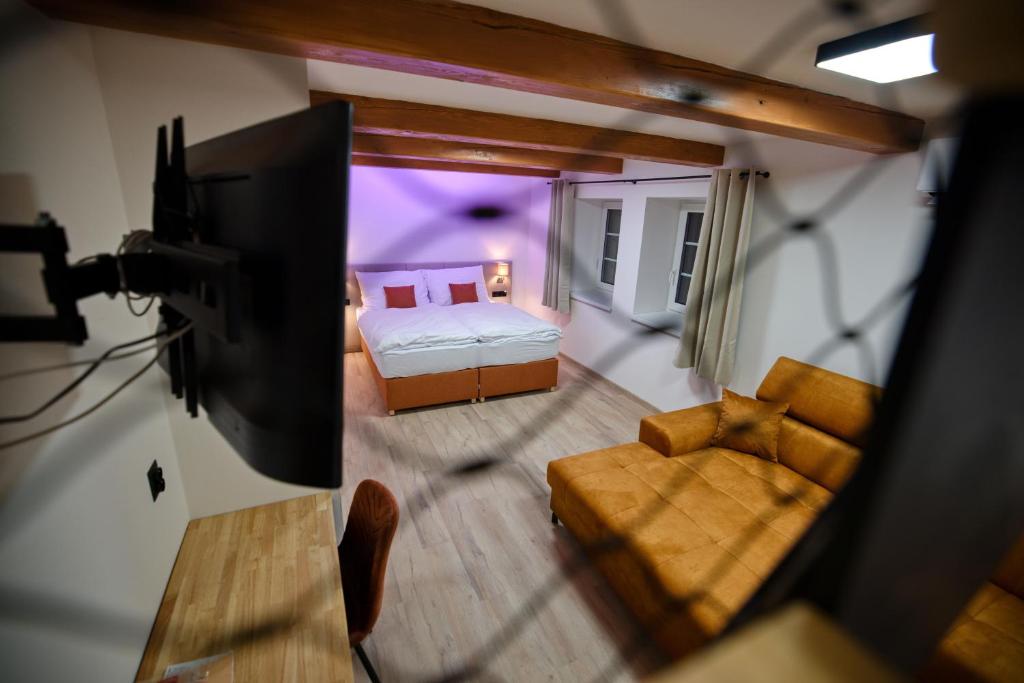 - Vistas a una habitación con cama y TV en Penzion pod Hazmburkem, 