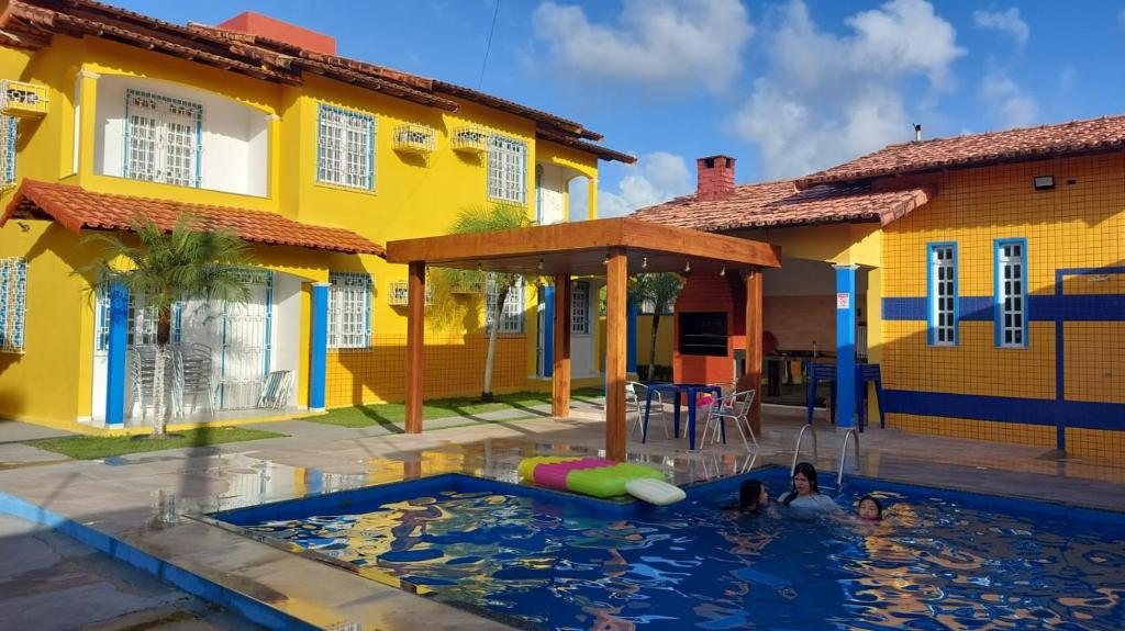 un grupo de personas en una piscina en una casa en Salinopolis- casa com piscina, en Salinópolis