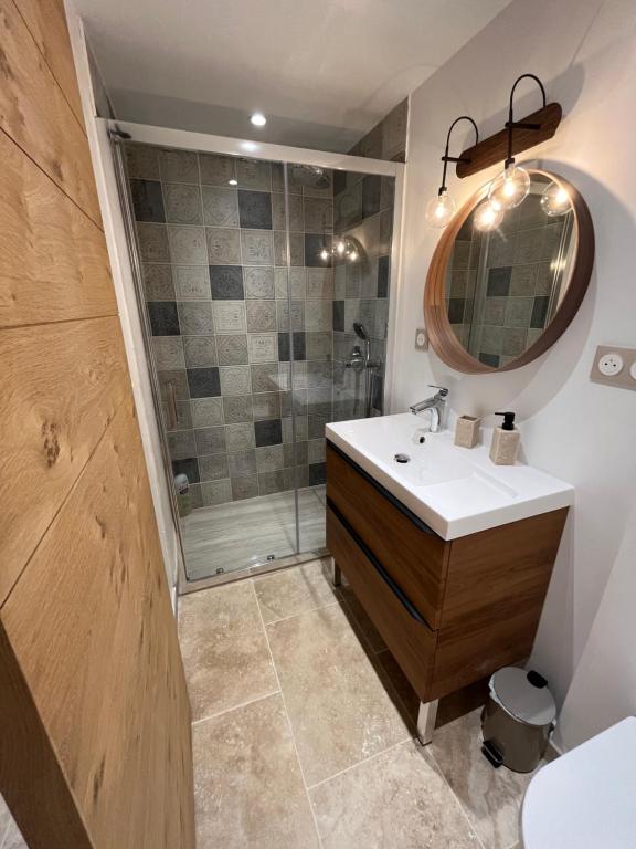 La salle de bains est pourvue d'un lavabo et d'une douche. dans l'établissement Jolie villa à Grasse quartier Saint Antoine, à Grasse