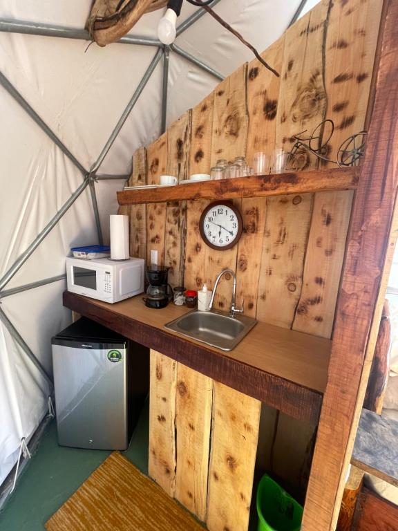 Poas Volcano Observatory Lodge & Glamping - Tweepersoonskamer Met Uitzicht Op De Bergen