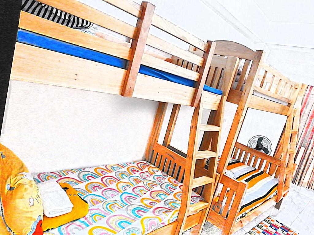 ein Schlafzimmer mit einem Etagenbett mit einer Leiter in der Unterkunft Ilob Transient House in Banaue