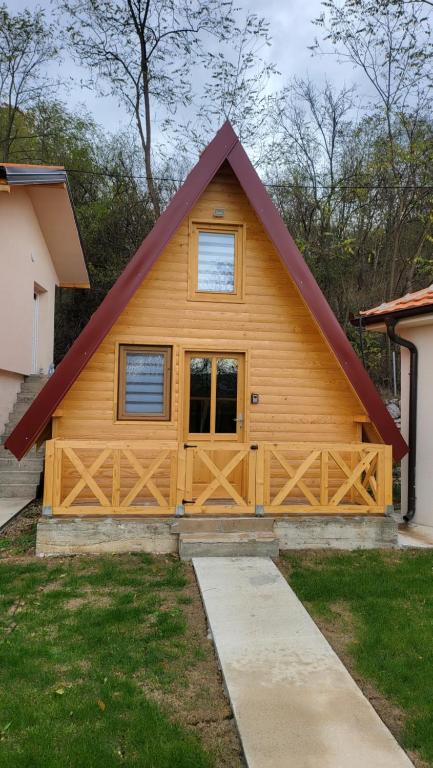un ampio garage in legno con tetto a foglia d'azzardo di ETNO Selo STRAŽA a Pirot