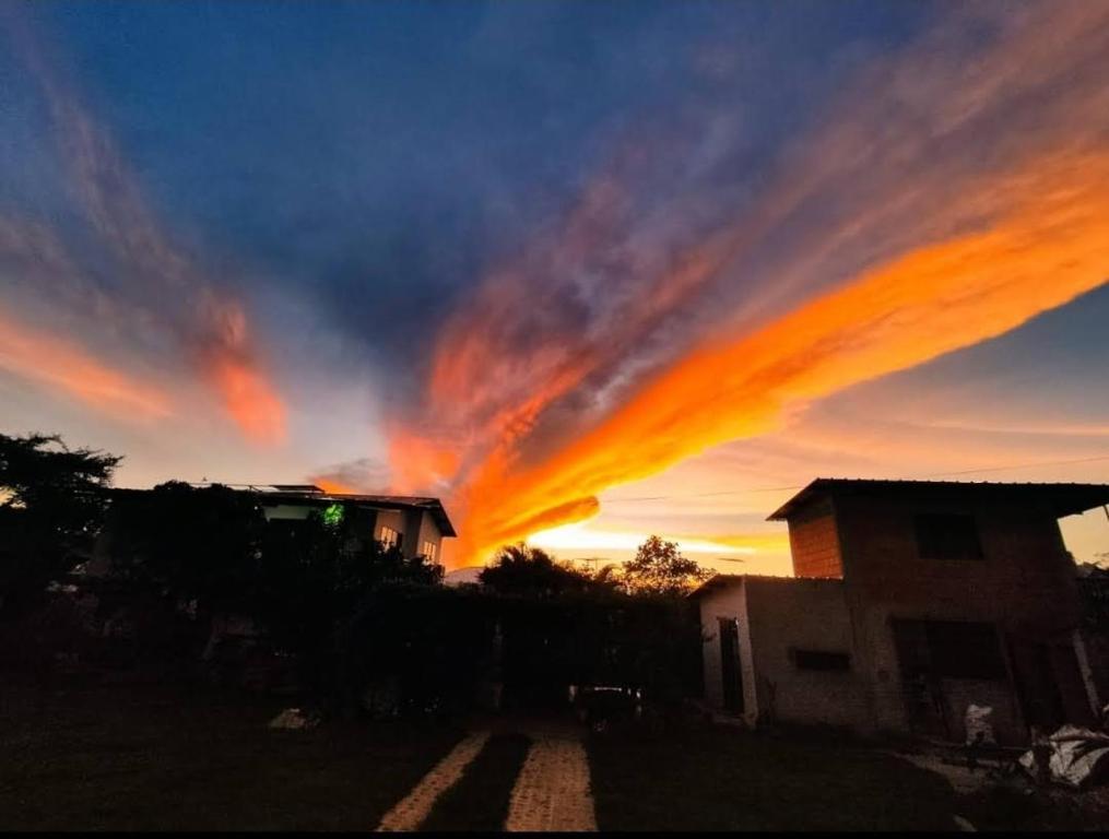 een zonsondergang met een grote wolkenformatie in de lucht bij CASA DE CAMPO LA VICTORIA in Rivera