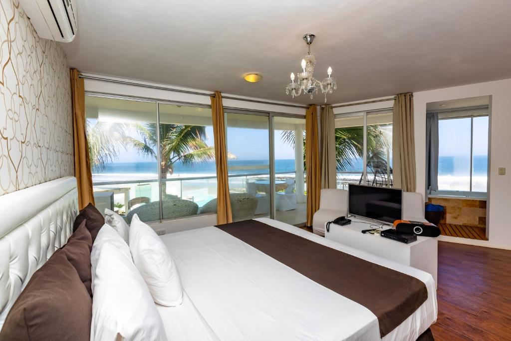 Beachfront · Private Beach Hotel Suites de Mar - Queen Suite With Spa Bath And Sea View