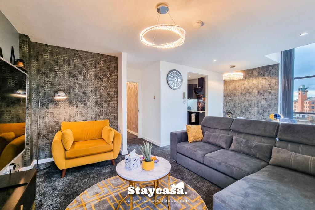 sala de estar con sofá y mesa en Luxury 2bdr Flat With Canal View & Free Parking, en Mánchester