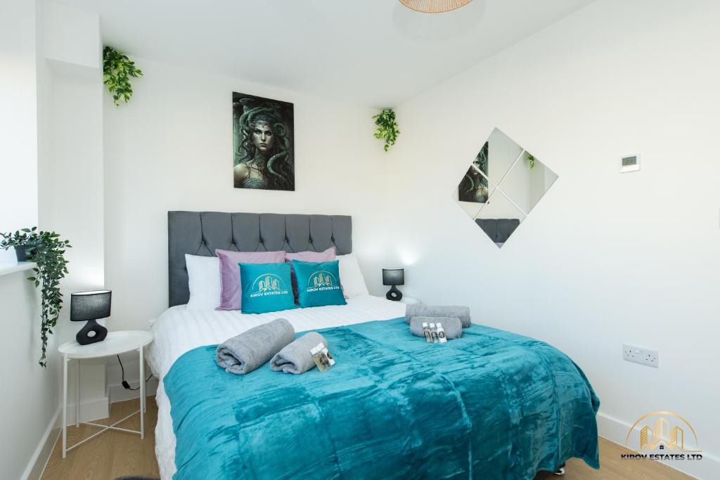 a bedroom with a bed with two stuffed animals on it at Medusa Apartment - The Gaze of Town in Southampton