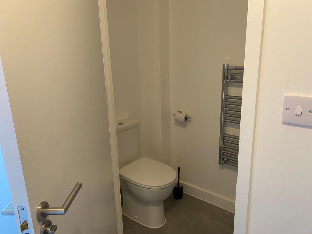 a small bathroom with a toilet in a room at STAN LUXURY HOME in Manchester