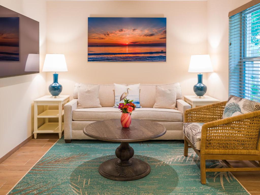 フォート・ローダーデールにあるSeaside Villasのソファとテーブルのあるリビングルーム