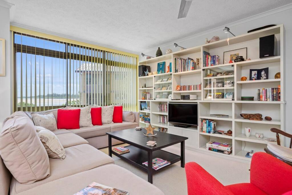 Μια τηλεόραση ή/και κέντρο ψυχαγωγίας στο Family friendly apartment with a stunning view