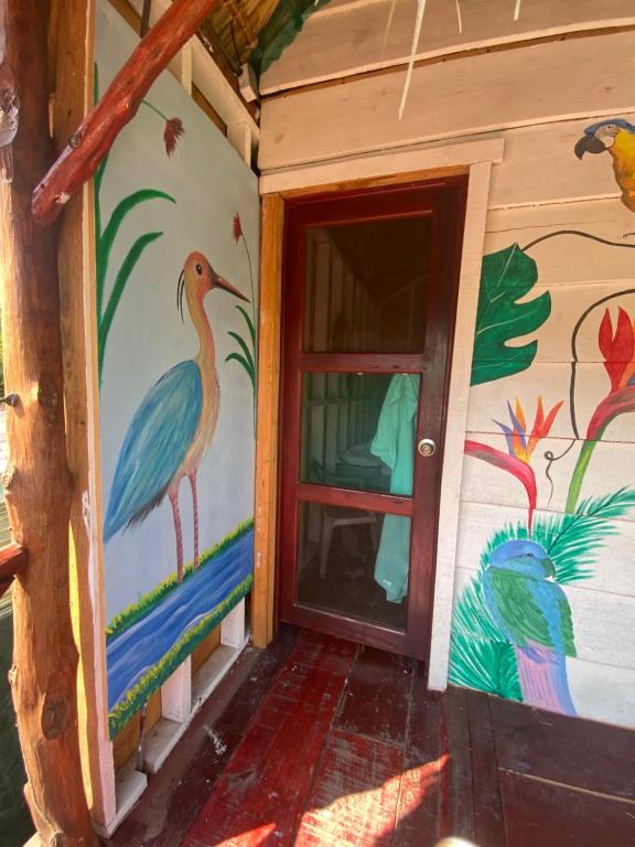 ein Haus mit einem Bild eines Vogels an der Wand in der Unterkunft Sea la vie casita in Las Peñitas