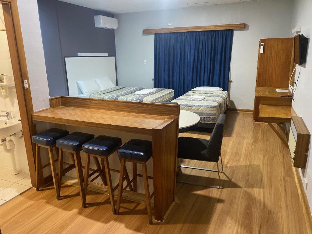 Postel nebo postele na pokoji v ubytování Tollgate Motel