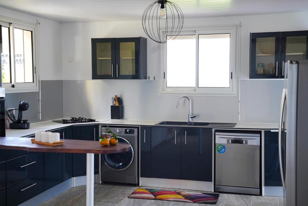 Kuchyň nebo kuchyňský kout v ubytování Villa Sweet Caraïbes, vue mer, jacuzzi