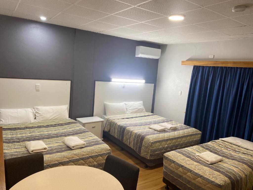 Postel nebo postele na pokoji v ubytování Tollgate Motel