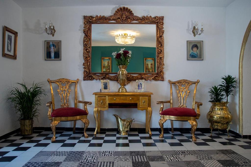 una stanza con tavolo, due sedie e uno specchio di Casa Zepeda ad Atlixco