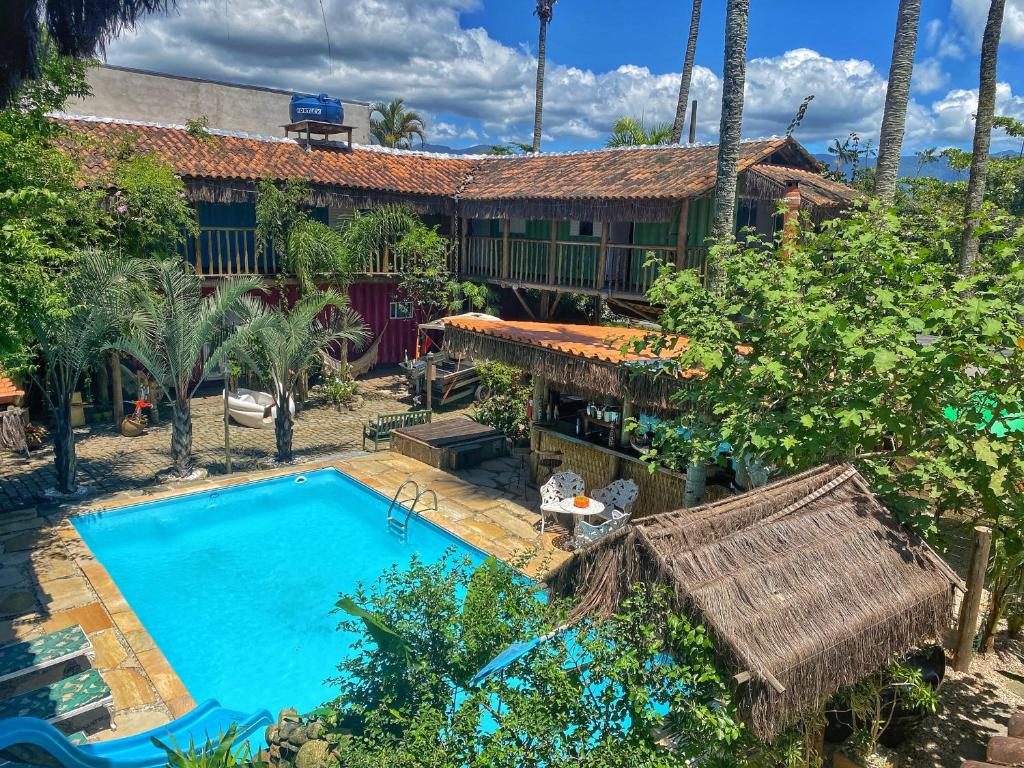 uma vista aérea de uma casa com piscina em Pousada Papaya Container em Ubatuba