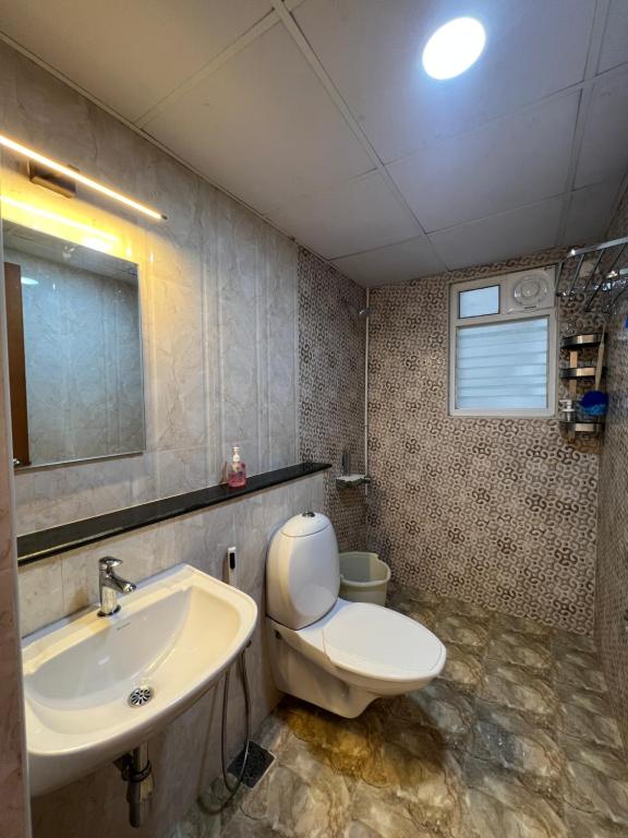 La salle de bains est pourvue de toilettes et d'un lavabo. dans l'établissement Home Office,Whitefield, ITPL, à Bangalore