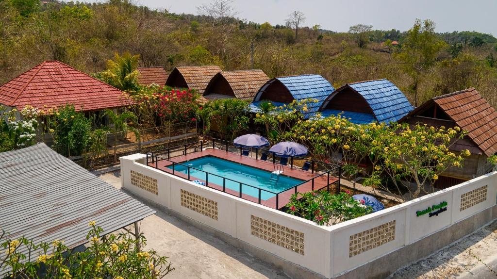 Una vista aérea de un complejo turístico con piscina. en Tanah Penida Bungalows, en Nusa Penida