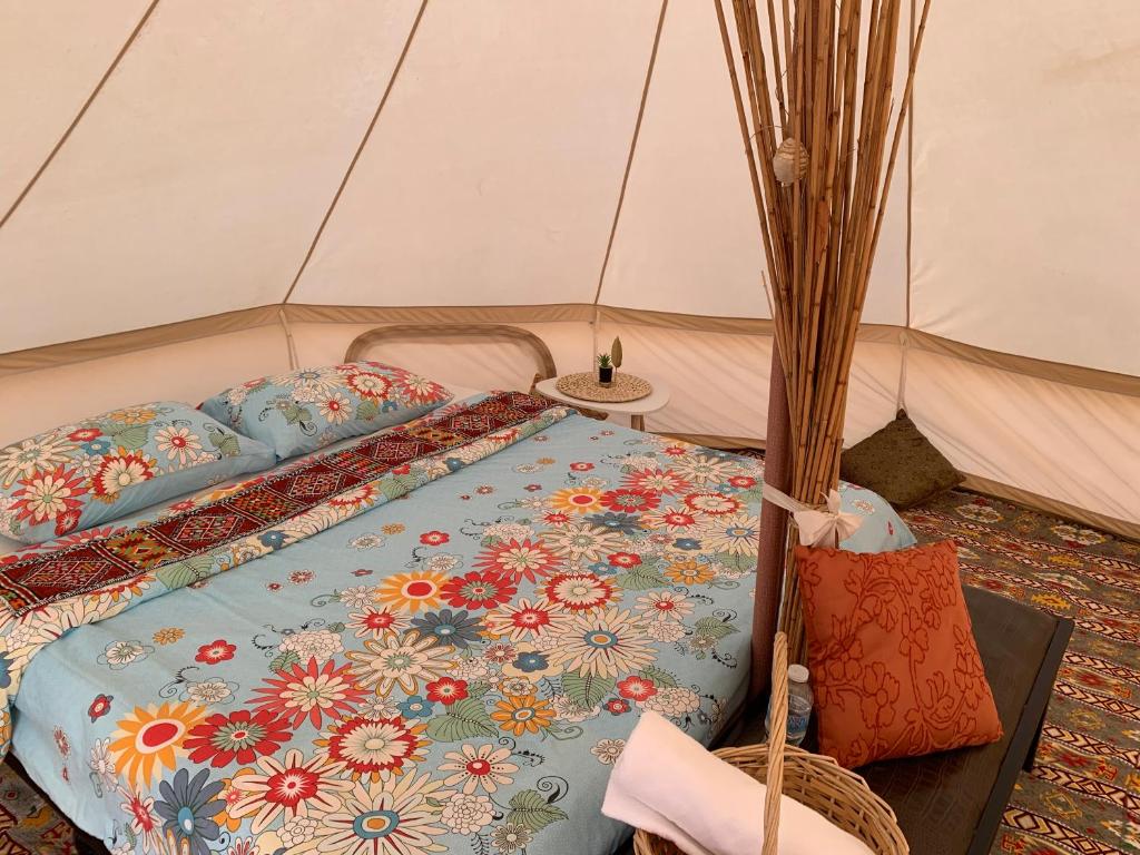Postel nebo postele na pokoji v ubytování Thousand Stars Desert Camp