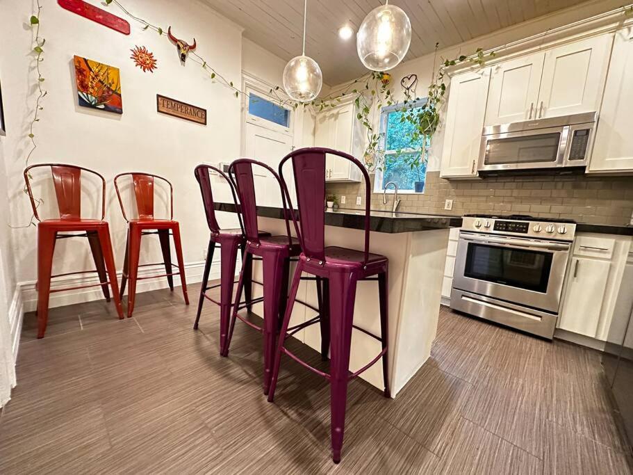 une cuisine avec 4 chaises violettes et un comptoir de cuisine dans l'établissement Homey & Historic Salt Lake City, à Salt Lake City