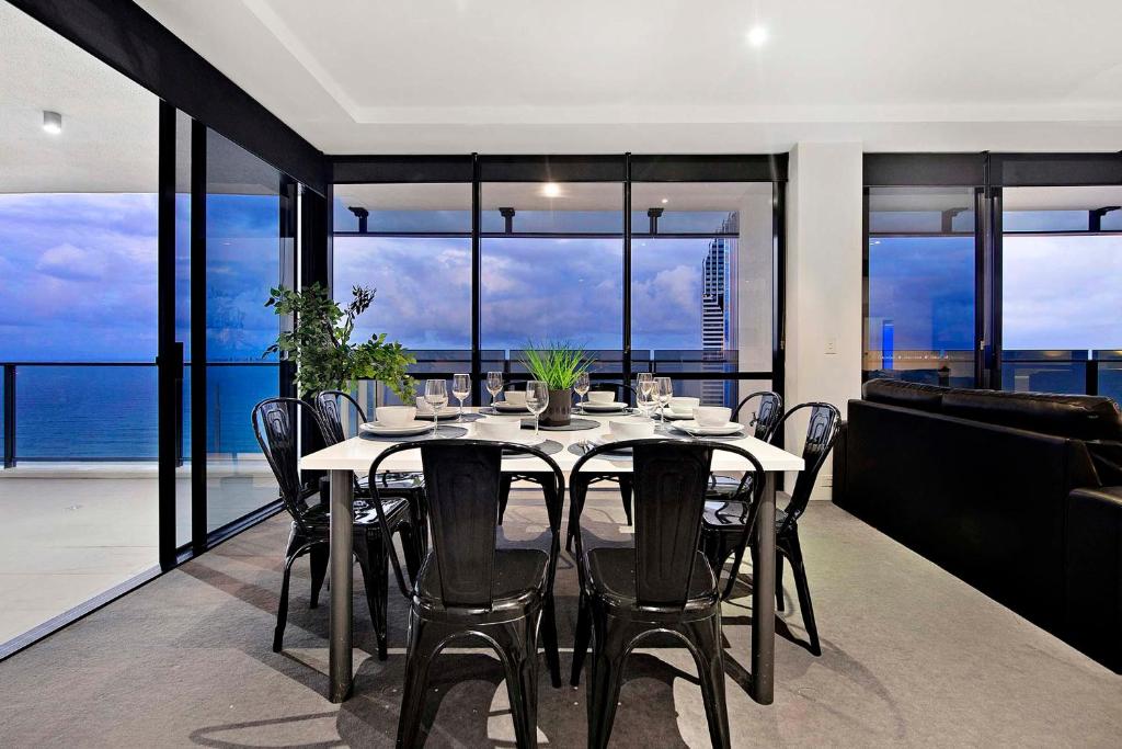 uma sala de jantar com uma mesa e cadeiras com vista em Circle on Cavill - Sub Penthouse - Self Contained, Privately Managed em Gold Coast