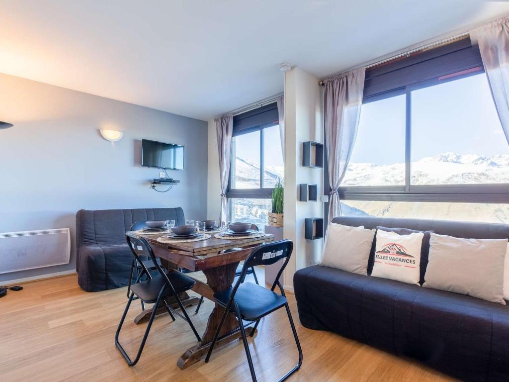 un salon avec une table et un canapé dans l'établissement Studio rénové 6 pers proche des pistes à Saint-Lary-Soulan - FR-1-296-483, à Saint-Lary-Soulan