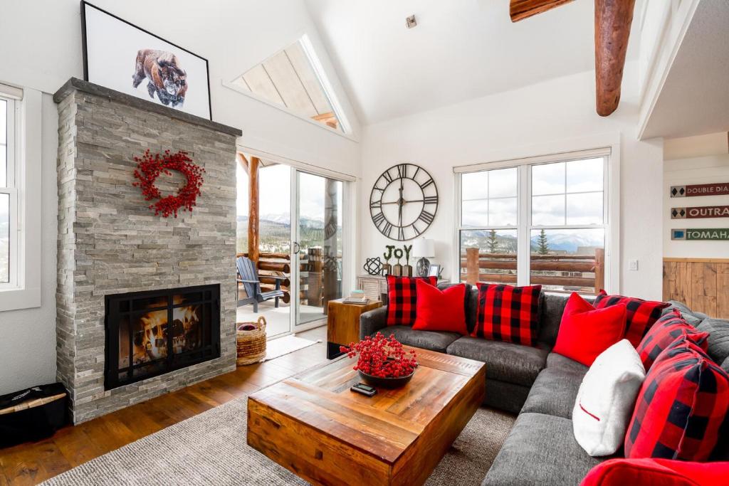 A seating area at Saddle Ridge D1 by Moonlight Basin Lodging