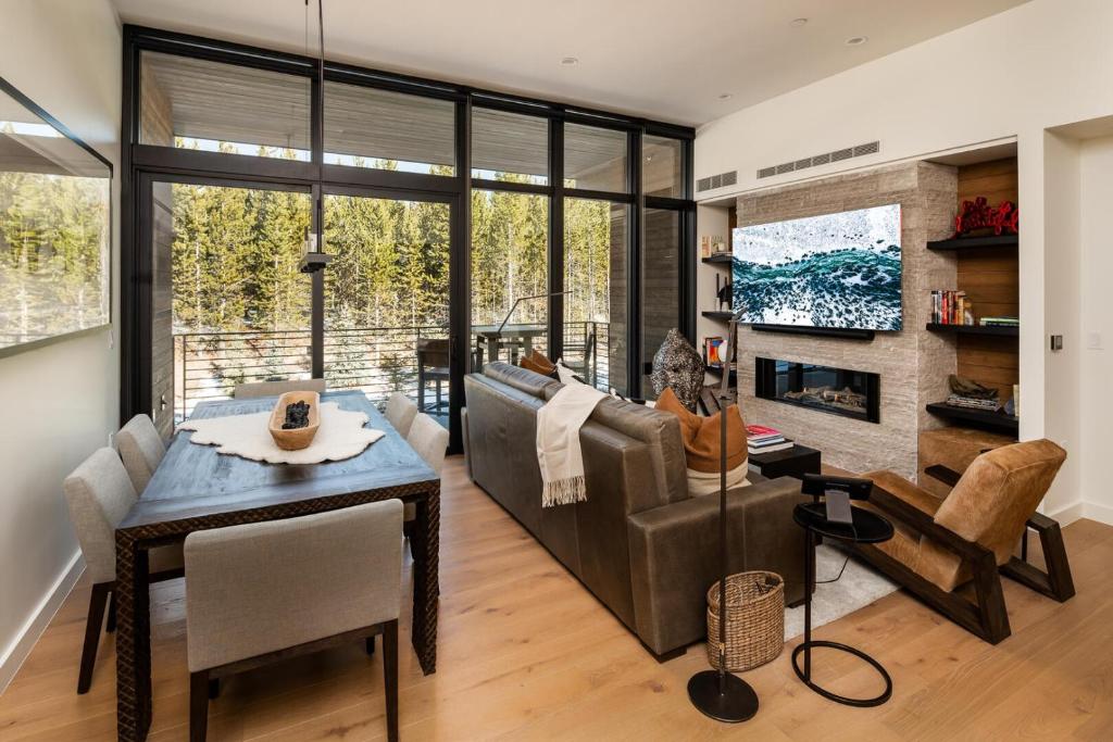 een woonkamer met een eettafel en een bank bij 215 LakeLodge by Moonlight Basin Lodging in Big Sky