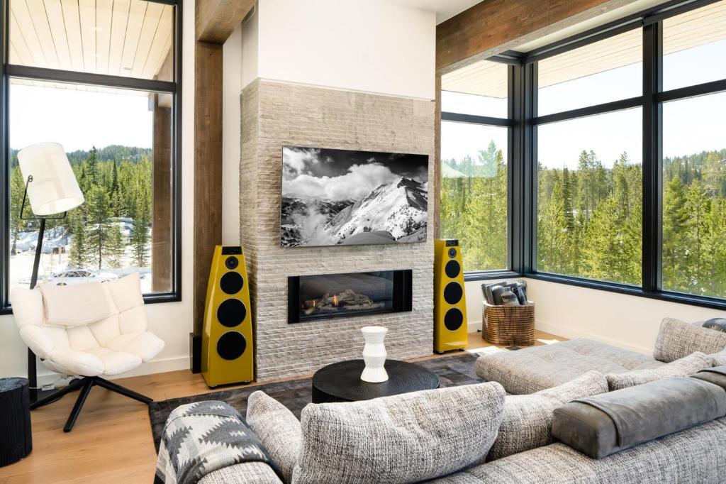 een woonkamer met een bank en een open haard bij 232 LakeLodge by Moonlight Basin Lodging in Big Sky