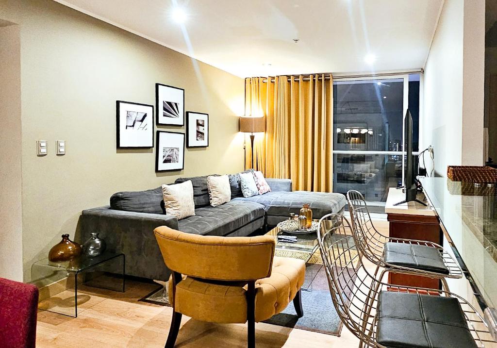 sala de estar con sofá y mesa en GL Apts, rent Upper Pardo Miraflores - Suite 1 Hab, en Lima