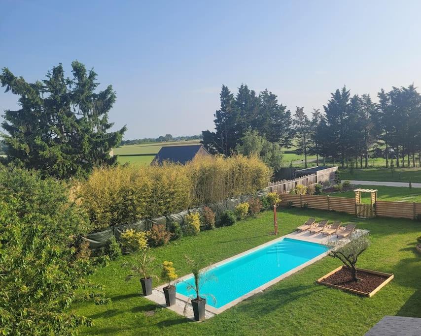 - une vue sur la piscine dans la cour dans l'établissement Gîte de charme, bord de Loire Ma Maison Angevine, à Le Thoureil