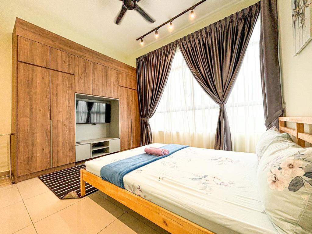 een slaapkamer met een bed en een groot raam bij Ha-aH⁴ Home@nearby IOI Resort,3BR w Balcony in Serdang