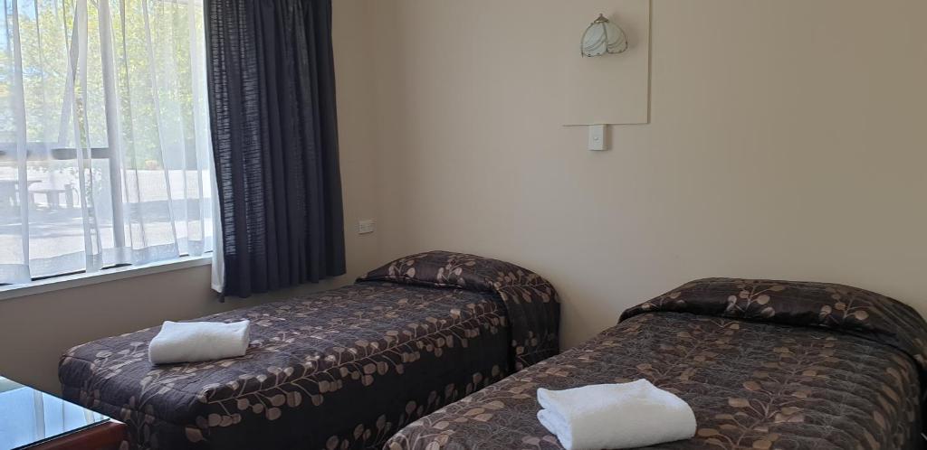Postel nebo postele na pokoji v ubytování Commodore Motor Lodge