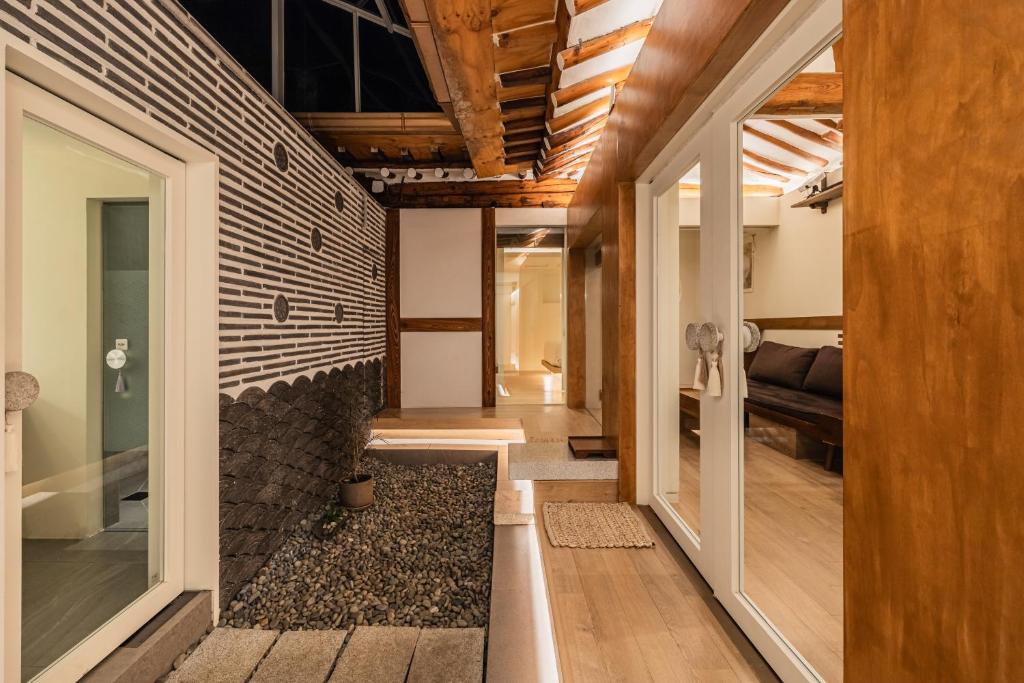 un couloir d'une maison avec un mur en briques dans l'établissement Luxury hanok with private bathtub - SW07, à Séoul