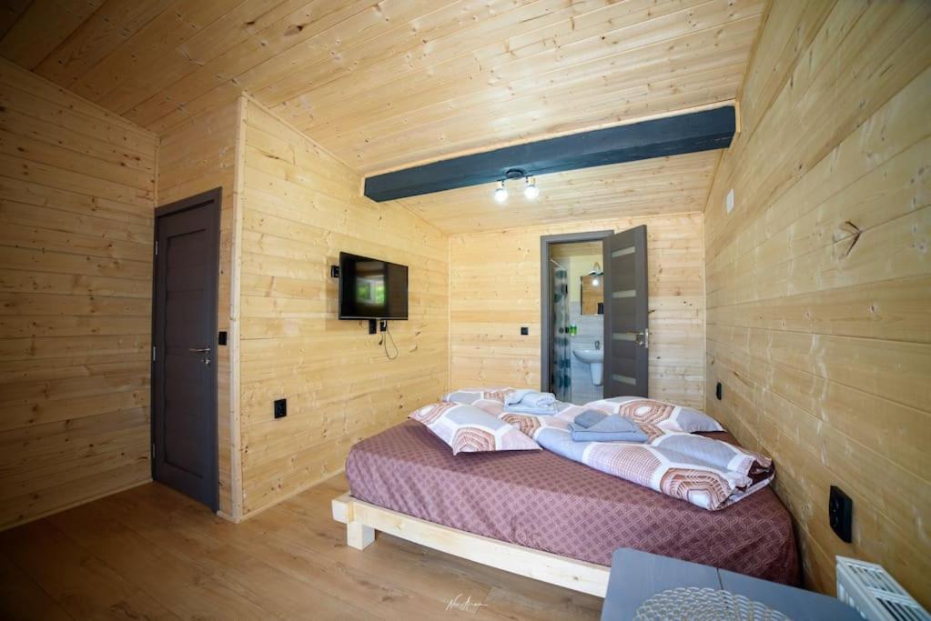 Postel nebo postele na pokoji v ubytování Cabana din Vale Arieseni Apuseni