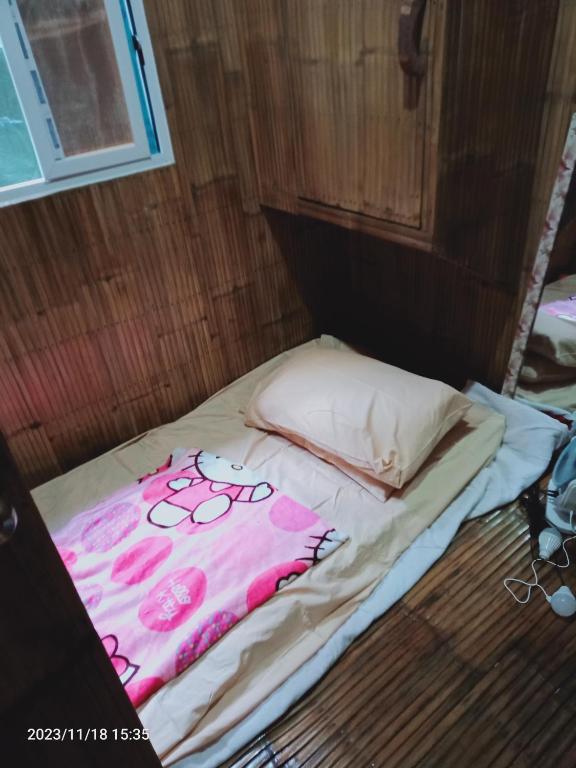 Postel nebo postele na pokoji v ubytování JUNGLE AERIAL ARTS NAMASTE LA UNION Chi fan kubo 2pax