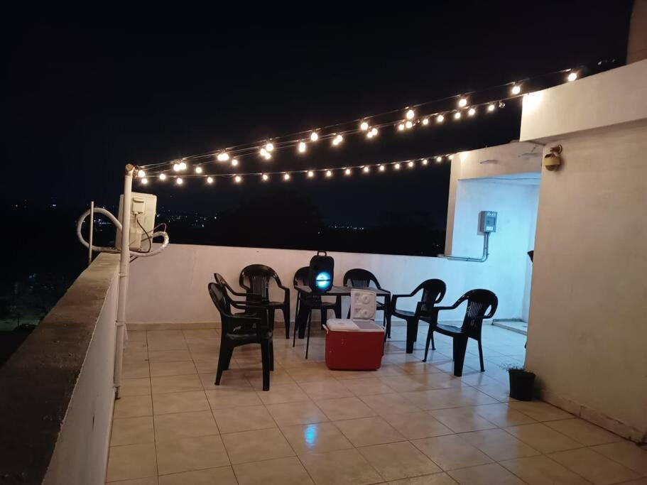 un grupo de sillas sentadas en un patio con luces en 15 min de playa Casa minimalista, en Ciudad Madero