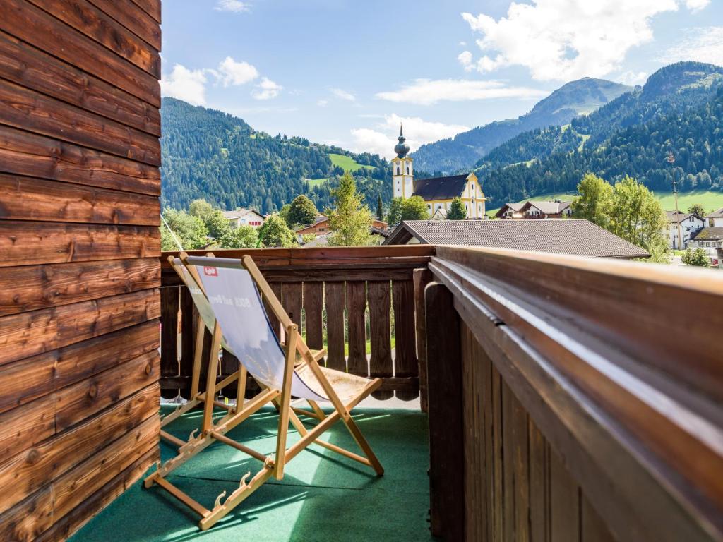 Vista generica sulle montagne o vista sulle montagne dall'interno dell'hotel