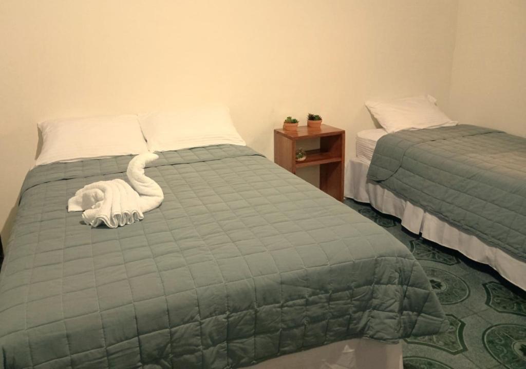 Een bed of bedden in een kamer bij Chill House Flores