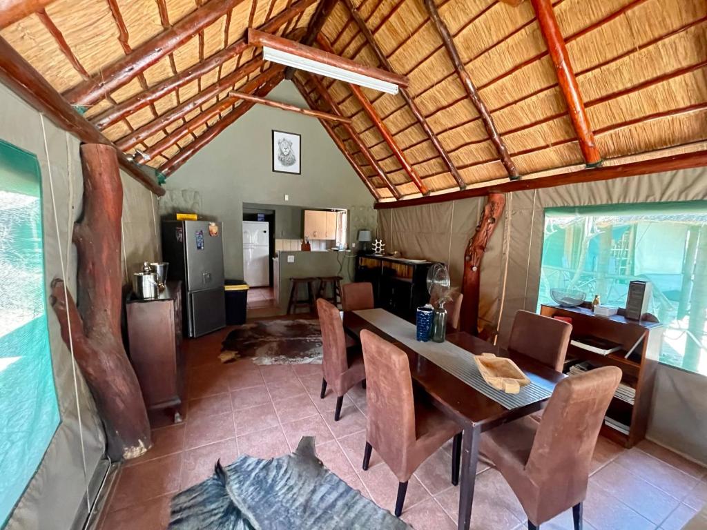 Kuchyň nebo kuchyňský kout v ubytování Nyala Luxury Safari Tents