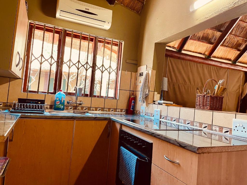 Kuchyň nebo kuchyňský kout v ubytování Nyala Luxury Safari Tents