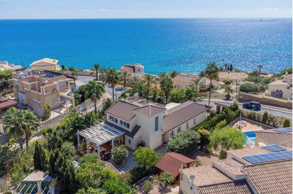 - une vue aérienne sur une maison et l'océan dans l'établissement Exclusive Seaside Villa With Private Pool, à El Campello
