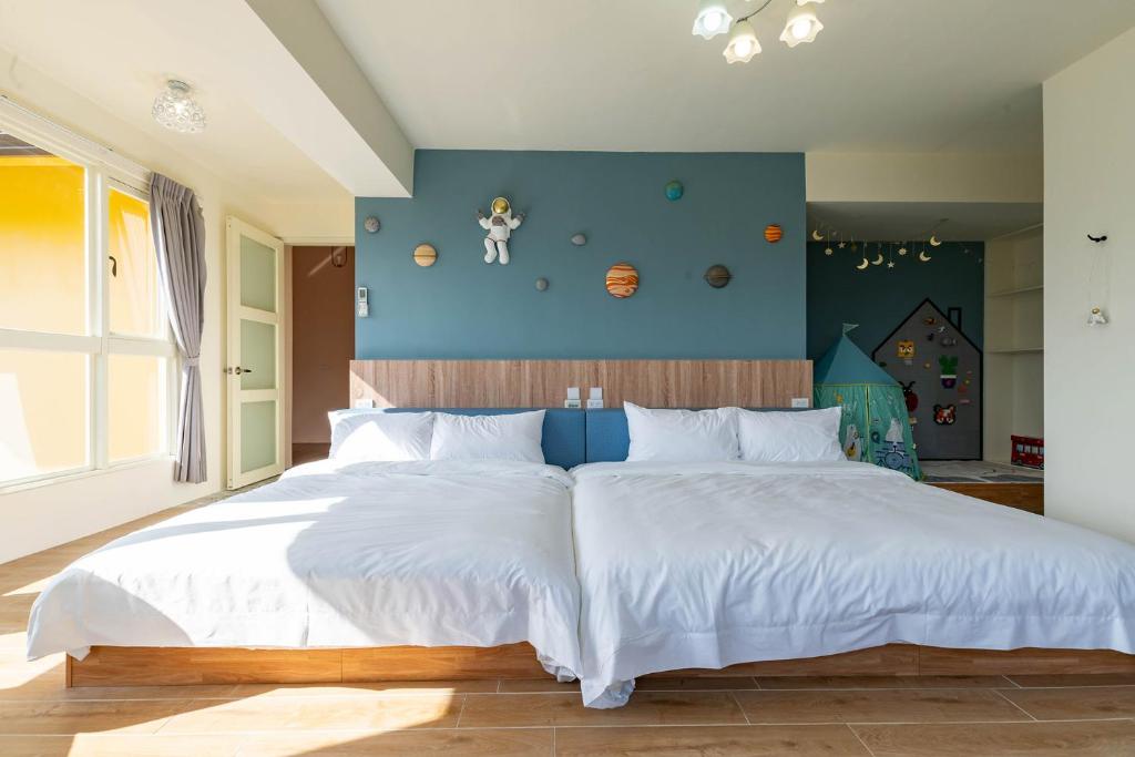 Postel nebo postele na pokoji v ubytování Magi Castle Family B&B