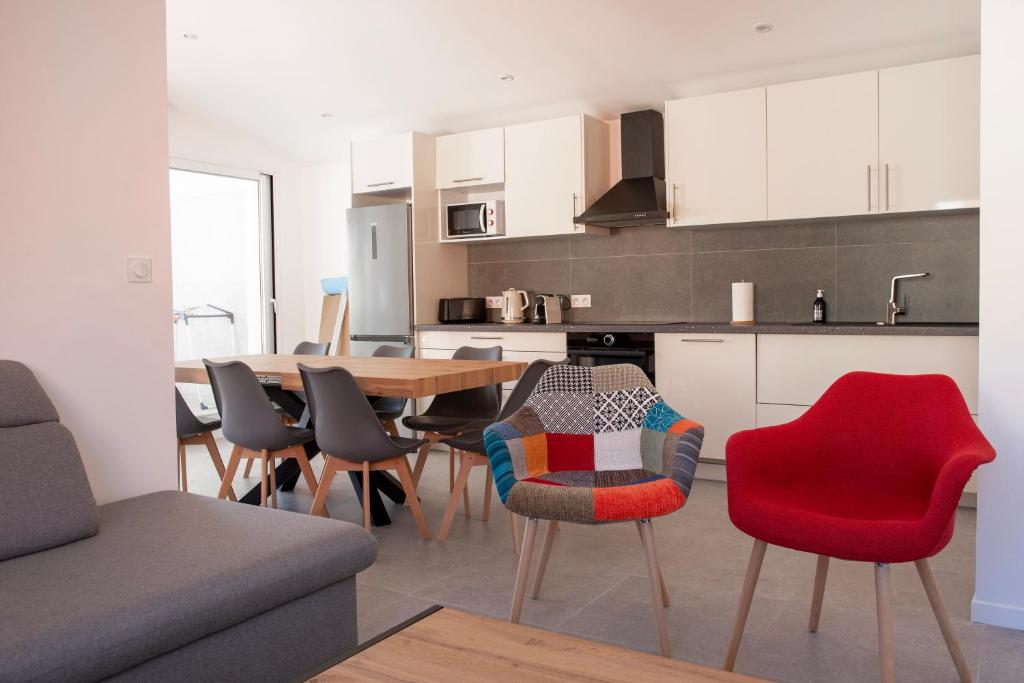 une cuisine et un salon avec une table et des chaises dans l'établissement T4 moderne à 2 min de la plage, à Banyuls-sur-Mer