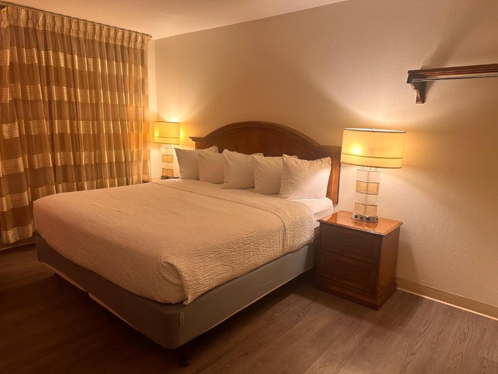Postel nebo postele na pokoji v ubytování Ramada by Wyndham Anchorage