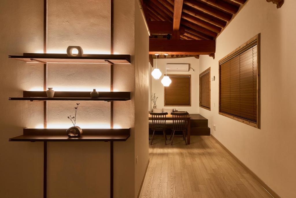 um corredor que leva a uma sala de jantar com uma mesa em Luxury hanok with private bathtub - IG01 em Incheon