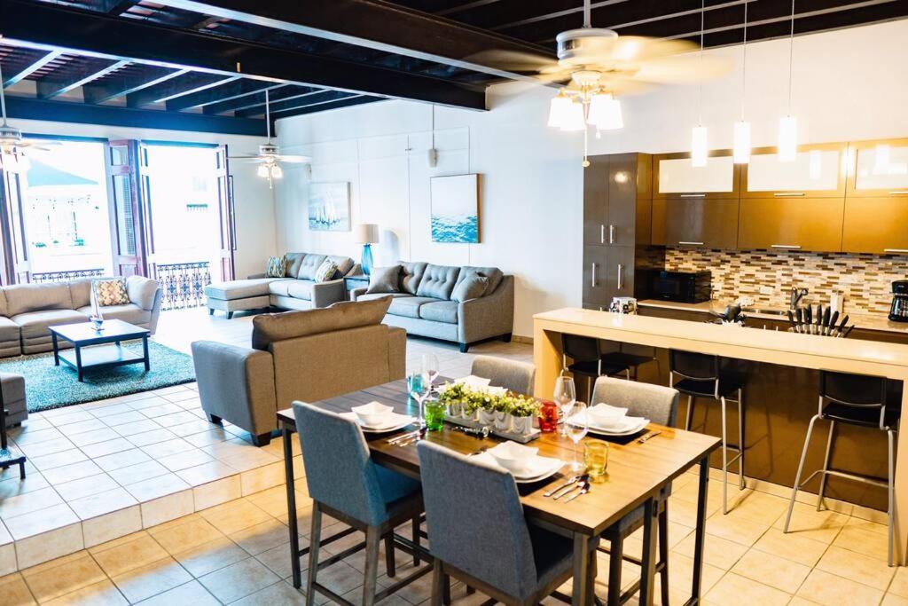 uma cozinha e sala de estar com mesa e cadeiras em Spacious & Modern Colonial PH Apt in Old San Juan em San Juan